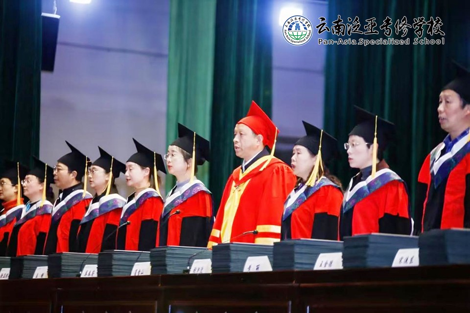 图片4.jpg 热烈祝贺昆明医科大学高等学历继续教育2025届毕业生毕业典礼暨学位授予仪式圆满完成